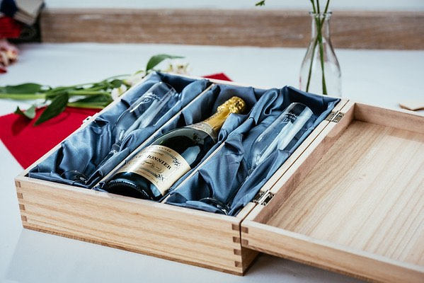 Engraved triple wooden wine or alcohol gift box